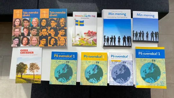 B&ouml;cker fr&aring;n Folkuniversitetets f&ouml;rlag som passar i Vardagssvenska eller Svenska fr&aring;n dag ett.