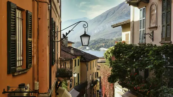 gränd i stad vid Comosjön i italien där man kan bo och läsa italienska