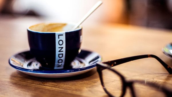 En espressokopp med texten London på ett cafébord - på språkkurs i engelska!