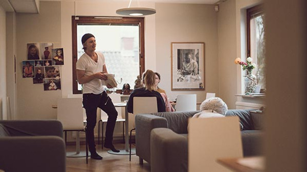 En bild p&aring; skolans scen och elev utrymmen. 