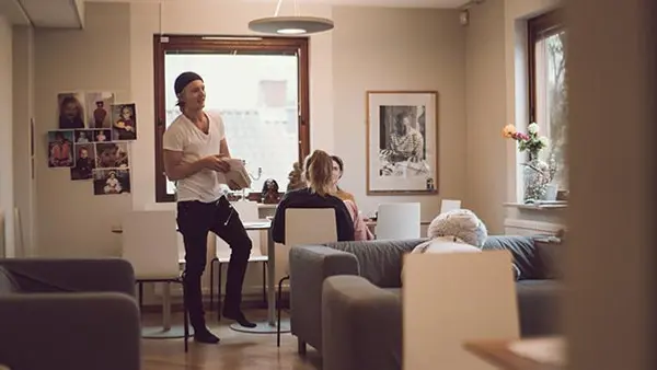 En bild på skolans scen och elev utrymmen.