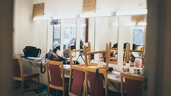 En bild på skolans lokaler och garderob.