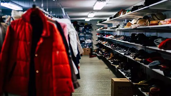 En bild på skolans lokaler och rekvisita garderob.