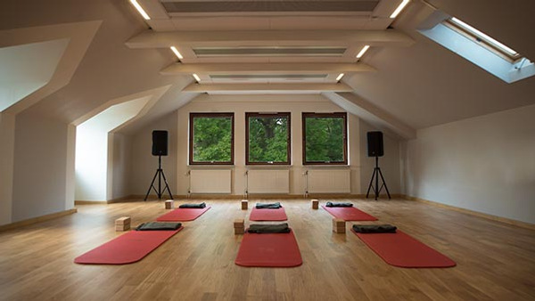 En bild p&aring; skolans scen och r&ouml;relserum. 