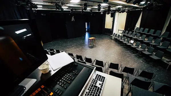 En bild på skolans scen och ljudanläggning.