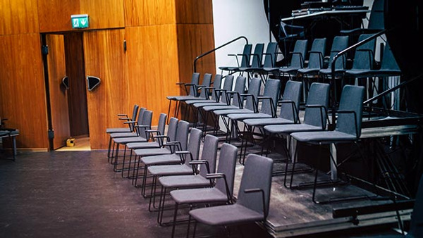 En bild p&aring; skolans scen, sittplatser. 