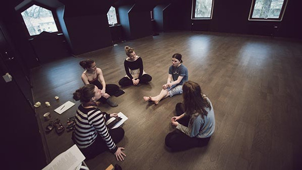 En bild p&aring; skolans scen och svarta l&aring;dan. 