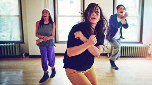 En grupp människor dansar i ett rum.