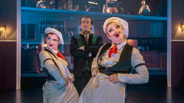 Tre elever står på scen och sjunger/uppträder. 