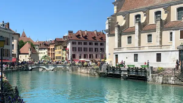 En flod som rinner genom en Annecy. Läs franska i Frankrike.