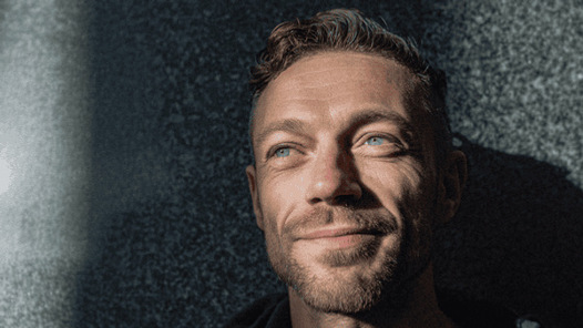 En manlig socialpedagog som ler