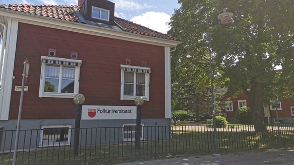 Sommarbild på lokalerna för Folkuniversitetet Falun