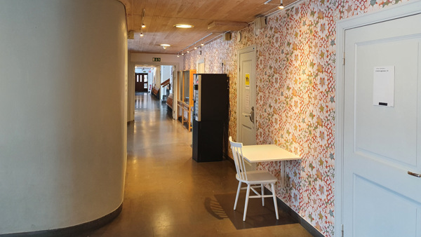 Ett rum med ett bord och stolar i.