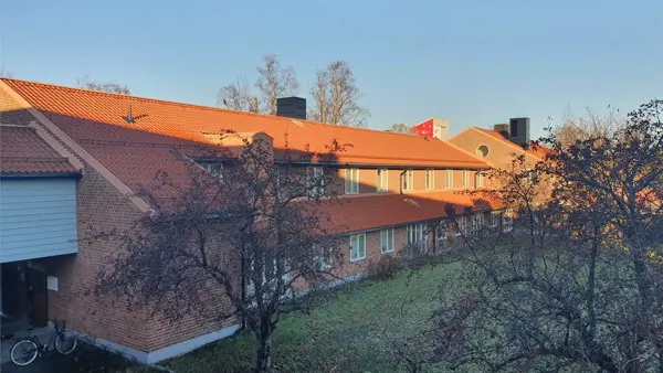 En utsikt &ouml;ver en byggnad med r&ouml;tt tak.