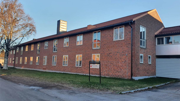 En tegelbyggnad med en skylt på framsidan.