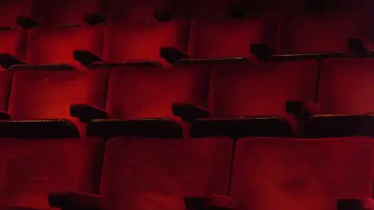 Tomma röda biostolar i en salong