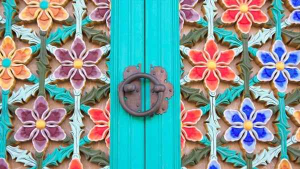 Färgglad vacker dörr med blommigt träsmönster, Kurser och utbildningar i Hudiksvall