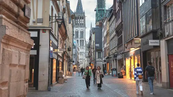 Gata i gamla delen av Rouen där man kan läsa franska.
