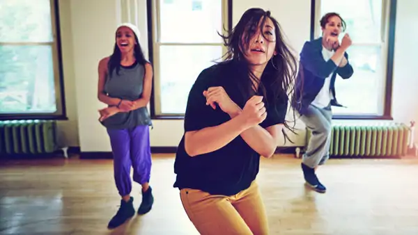 En grupp människor dansar i ett rum.