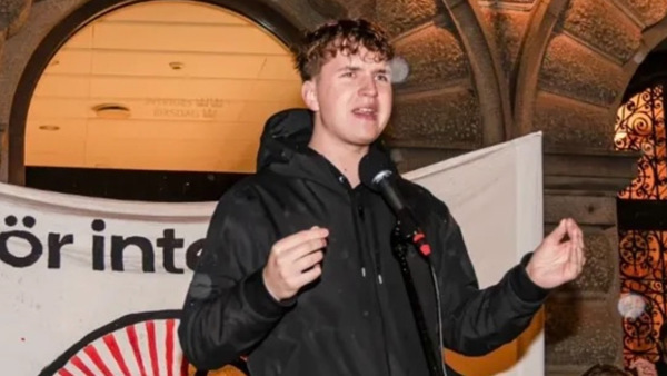 Mark Sofin läser sin poesi.