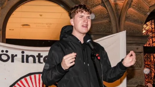 Mark Sofin läser sin poesi.