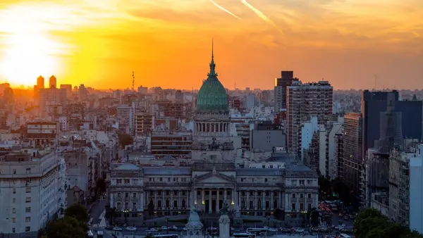 Människor som korsar en gata i Buenos Aires i Argentina.