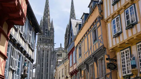 Gamla hus i franska Rouen. Läsa franska i norra Frankrike.