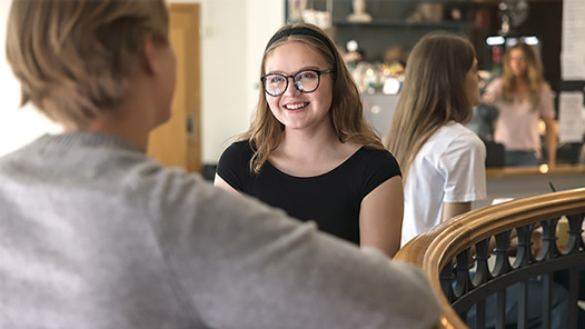 En kvinna pratar med en annan kvinna.