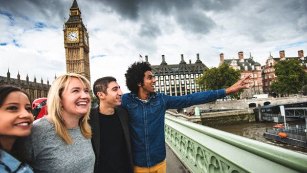 Glada deltagare på engelsk språkkurs vid Big Ben i London
