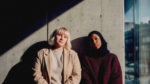 Några kvinnor som sitter bredvid varandra.