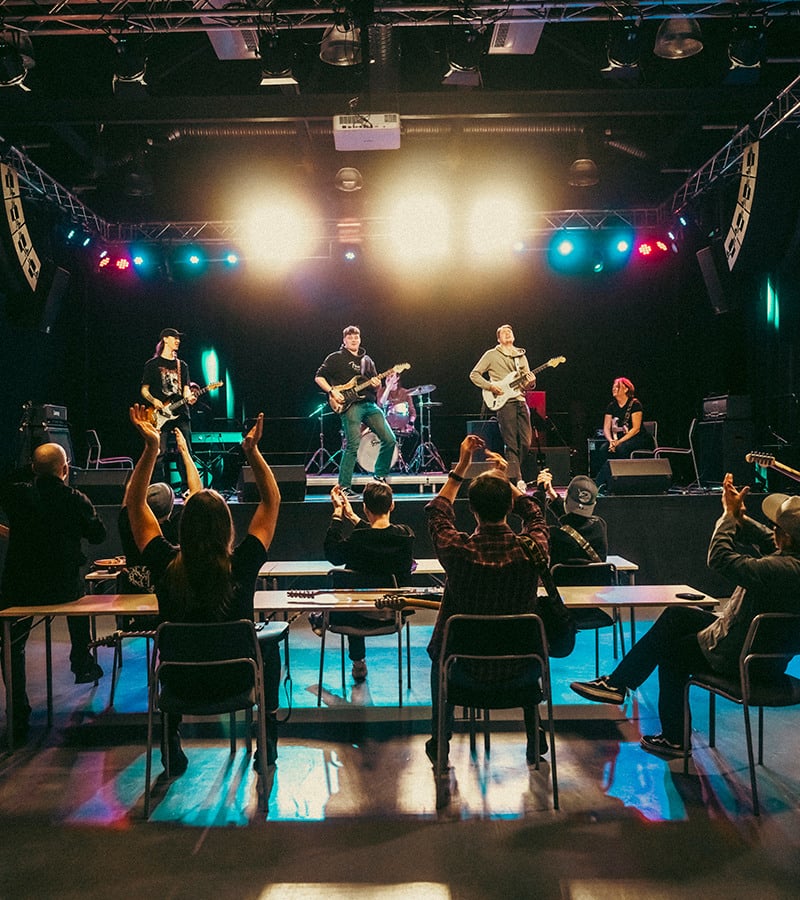 Students at GItarrakademi at stage playing guitars