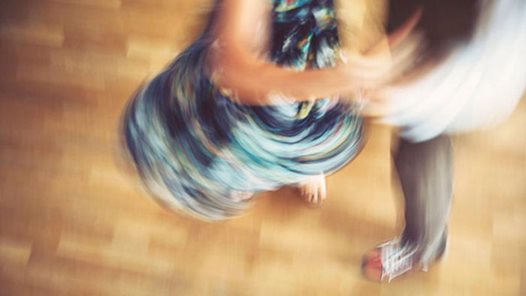 Två personer virvlar i dansen - dansglädje!