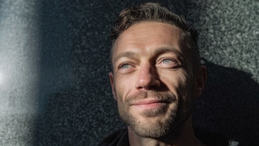 Deltagare i röd tröja som ser fram emot en gratis prova på-kurs