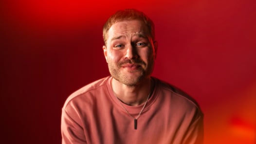 Deltagare i röd tröja som ser fram emot en gratis prova på-kurs