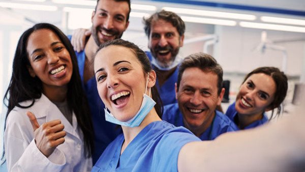 En grupp tandsköterskor tar en selfie. 