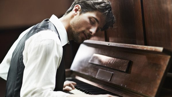 Pianist njuter av att spela ett klassiskt musikstycke