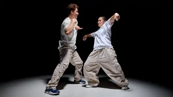 En man och kvinna dansar hiphop på en danskurs hos Folkuniversitetet. 