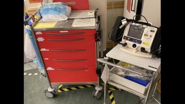 Akutvagn och defibrillator