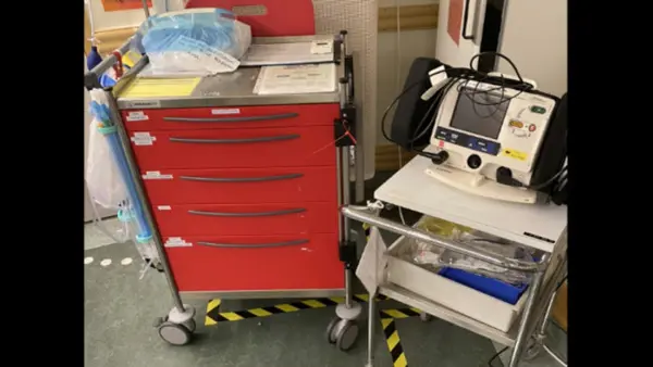 Akutvagn och defibrillator