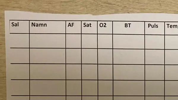 En s&aring; kallad NEWS-lapp med rutor f&ouml;r att fylla i patientstatus