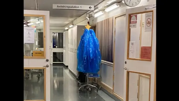 En st&auml;llning med plastf&ouml;rkl&auml;den p&aring; Akademiska sjukhuset hj&auml;rtavdelning