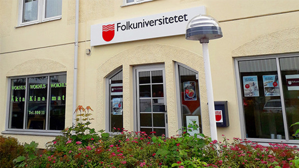 Bild på entrén för Folkuniversitetet i Gislaved. 