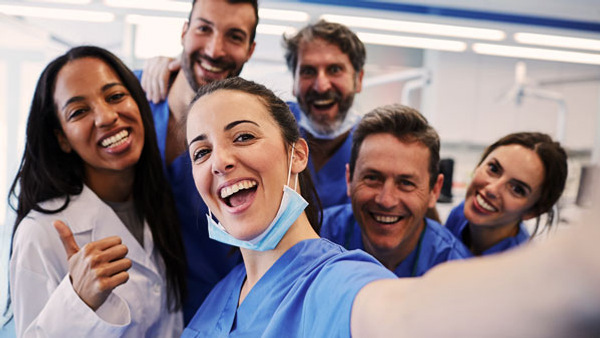 En grupp tandsköterskor som tar en bild med en kamera.