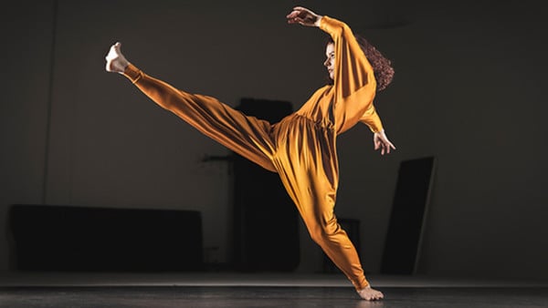 kvinna dansar i gul dräkt på Balettakademiens utbildningar