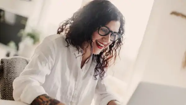 Engagerad person i randig tröja - deltar i distanskurs på Folkuniversitetet