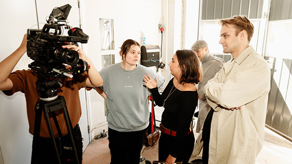 Studerande på Stockholms Filmskola med kamerautrustning under en inspelning 