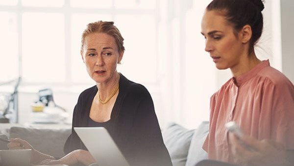 Två deltagare diskuterar mönsterdesign vid dator - kurs i mönsterformgivning