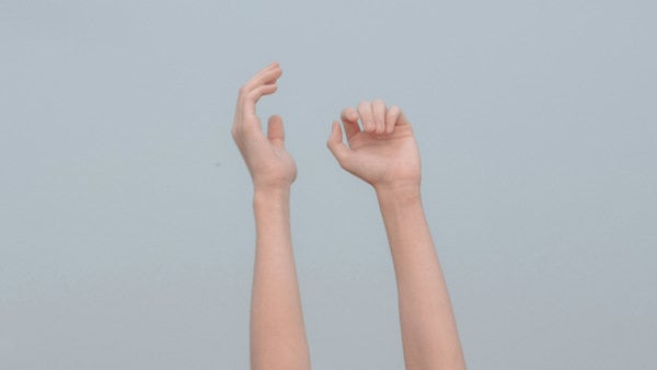 En hand som sträcker sig uppåt mot en ljus bakgrund