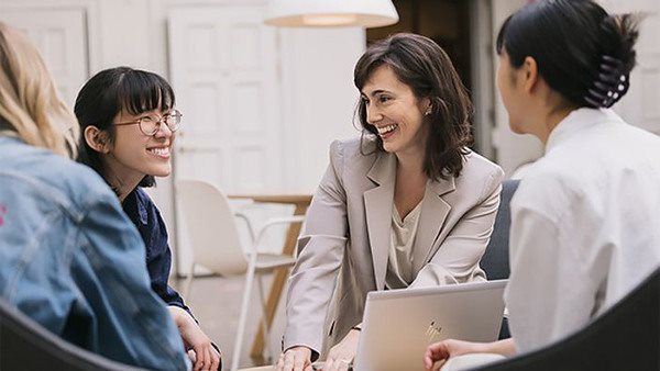 Elever från ekonomiprogrammet på Kungstensgymnasiet sitter vid ett bord och diskuterar