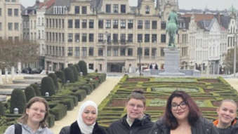 Elever p&aring; bes&ouml;k i centrala Br&uuml;gge